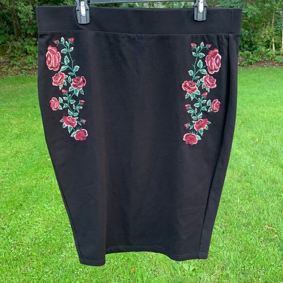Torrid high waisted floral black red and green skirt - Picture 2 of 9